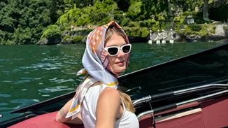 Αμαλία Κωστοπούλου | Με σούπερ μίνι φούστα στη λίμνη Κόμο - Φόρεσε το print της σεζόν