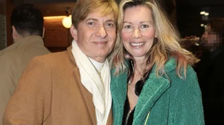 Όπως δεν την έχουμε ξαναδεί | Η ανατρεπτική εμφάνιση της Άριελ Κωνσταντινίδη σε θεατρική πρεμιέρα