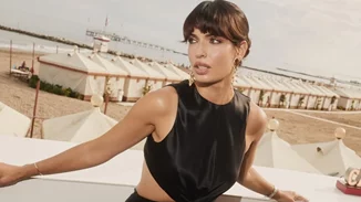 Τόνια Σωτηροπούλου | Με French bangs και messy bun στο κόκκινο χαλί του Φεστιβάλ Βενετίας