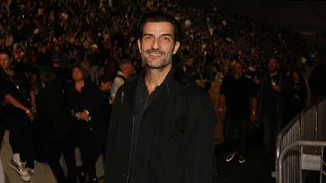 Ο Νίκος Κουρής με τον γιο του, Πέτρο, στη συναυλία του Robbie Williams στο Καλλιμάρμαρο | Η σπάνια οικογενειακή εμφάνιση