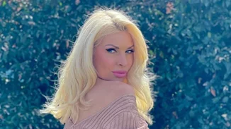 "Ήλιε μου" | Η Ελένη Μενεγάκη ποζάρει στον κήπο του σπιτιού της