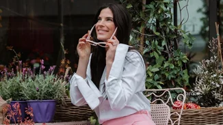 Η Χριστίνα Μπόμπα φόρεσε ένα ροζ δαντελένιο καλσόν όπως όλα τα style icons