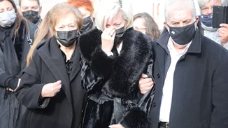 Κηδεία Γιώργου Τράγκα | Ράκος και υποβασταζόμενη η σύζυγός του στο τελευταίο αντίο
