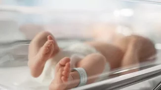 Γιαγιά στην Κρήτη γέννησε το εγγόνι της | Πώς μπορεί μια γυναίκα να κυοφορήσει σε μεγάλη ηλικία;