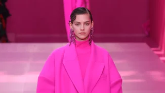 Γιατί αξίζει να επενδύσεις στο hot pink φέτος την άνοιξη και ποια κομμάτια να επιλέξεις