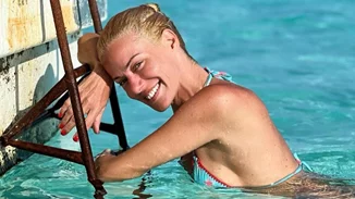 Σαν γοργόνα | Η Ζέτα Μακρυπούλια ποζάρει με σέξι μπικίνι στο πρώτο μπάνιο του φετινού καλοκαιριού