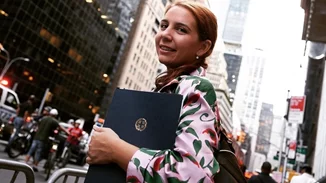 Κύρα Κάπη: Ποια είναι η Διευθύντρια επικοινωνίας του Κυριάκου Μητσοτάκη που βρίσκεται πίσω από το TikTok του Πρωθυπουργού;