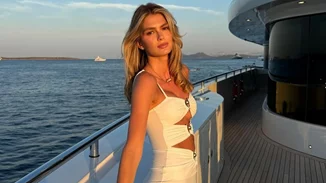 Το maxi μαύρο φόρεμα της Αμαλίας Κωστοπούλου είναι η κομψή επιλογή για τις επίσημες εμφανίσεις του φθινοπώρου