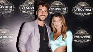 Γενέθλια για τη Μαριαλένα Ρουμελιώτη | Με μίνι γαλάζιο φόρεμα και τον Σάκη Κατσούλη στο πλευρό της