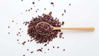 Cacao nibs (νιφάδες κακάο) | Τα οφέλη του superfood που φτιάχνει τη διάθεση και όχι μόνο