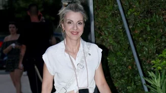 Η Ματίνα Νικολάου με crop top και τα πιο "αμφιλεγόμενα" παπούτσια του καλοκαιριού