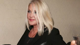 Η Ρούλα Κορομηλά φωτογραφίζει τον εξαιρετικά γυμνασμένο αδερφό της, Θανάση