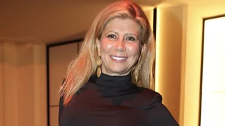 Καστανόξανθη με μακριά μαλλιά | Η Ζήνα Κουτσελίνη σε σπάνια βραδινή έξοδο με την κόρη της