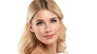 Πώς να γίνεις ξανθιά χωρίς να καταστρέψεις -πολύ- τα μαλλιά σου