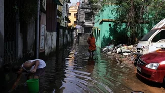 Τουλάχιστον 12 νεκροί από τις σφοδρές βροχοπτώσεις στην Κολκάτα της Ινδίας