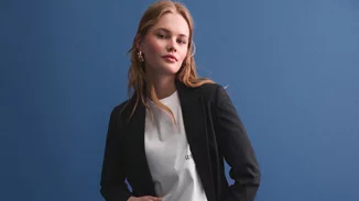 Αυτό το navy pinstripe κοστούμι από τη Stradivarius είναι η πιο κομψή επένδυση για το office wear της άνοιξης