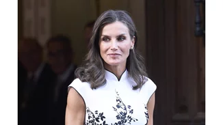 Βασίλισσα Letizia | Το total Zara σύνολό της στο πιο fashionable χρώμα της σεζόν