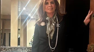 Μιμή Ντενίση | Χαμογελαστή στο στολισμένο σαλόνι του σπιτιού της