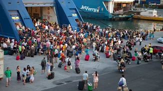 Πειραιάς | Ουρές και αυστηροί έλεγχοι στο λιμάνι - Φεύγουν οι αδειούχοι του Δεκαπενταύγουστου [εικόνες]