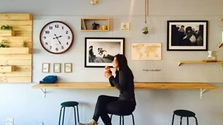 Αργείς πάντα στα ραντεβού; 3 απρόσμενα θετικά χαρακτηριστικά που έχουν όσοι δεν είναι ποτέ στην ώρα τους