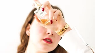 Το μικρό μυστικό που θα κάνει το άρωμά σου να διαρκεί όλη τη μέρα