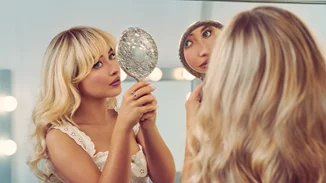 Sabrina Carpenter | Το μυστικό πίσω από το signature hair look της