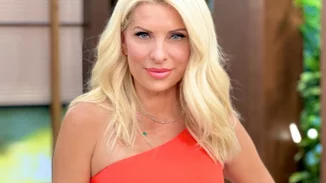 Στα κόκκινα | Η Ελένη Μενεγάκη γιόρτασε τα γενέθλιά της με στενό midi φόρεμα (pics,vid)