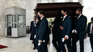 Κηδεία Τόλη Βοσκόπουλου: Σε κλίμα οδύνης το τελευταίο αντίο στον μεγάλο Έλληνα τραγουδιστή