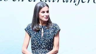 Η βασίλισσα Letizia της Ισπανίας με ένα διαχρονικό φόρεμα από τη Massimo Dutti