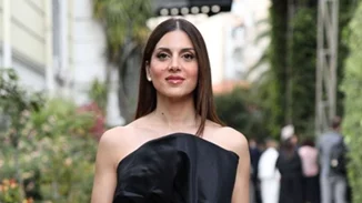 Σταματίνα Τσιμτσιλή | Με μίνι φόρεμα και barely there πέδιλα σε fashion show