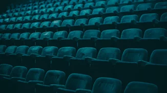 Νέα σοκαριστική καταγγελία νεαρής ηθοποιού | Πασίγνωστος Έλληνας σκηνοθέτης με βίασε μέσα στο αμάξι του