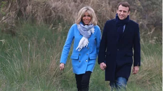 Η Brigitte Macron καθισμένη στα πόδια του συζύγου της, Emmanuel, στο παρασκήνιο της προεκλογικής εκστρατείας του