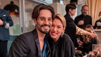 Η Βίκυ Καγιά γιόρτασε στο σπίτι της & ο Γιώργος Καράβας της χάρισε ένα απίθανο τσιφτετέλι