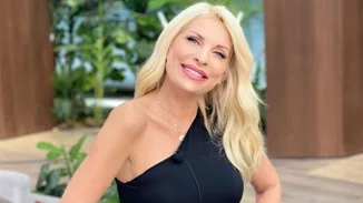 Η Ελένη Μενεγάκη φόρεσε την πιο διάσημη μπλούζα της άνοιξης και είναι Zara