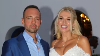 Couple goals | Η Κωνσταντίνα Σπυροπούλου αγκαλιά με τον Βασίλη Σταθοκωστόπουλο στην Αθηναϊκή Ριβιέρα