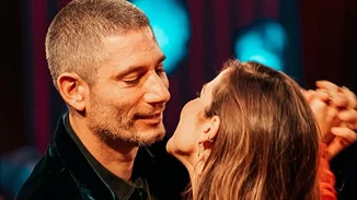 Εριέττα Κούρκουλου Λάτση και Βύρωνας Βασιλειάδης αγκαλιασμένοι στην αμμουδιά