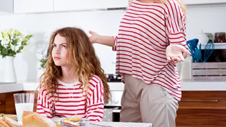 Ανάλυσέ το | Όταν το "αόρατο παιδί" γίνεται ενήλικας