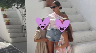 Σταματίνα Τσιμτσιλή | Ποζάρει με τις δύο κόρες της στα σοκάκια της Πάρου (pic)