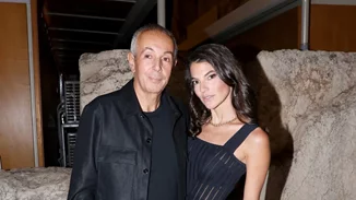 Η Δήμητρα Κούστα είναι style icon | Ποζάρει με boho γιλέκο και καφέ suede φούστα στο πλευρό της Άννας Βίσση