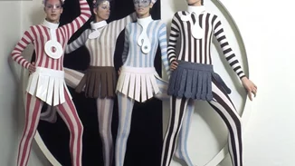 Pierre Cardin | O φουτουριστής της Μόδας που "ταξίδεψε" στο διάστημα και έραψε τα θρυλικά κοστούμια των Beatles