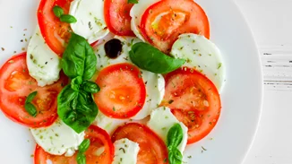 Αυθεντική Caprese | Δοκίμασε τη δροσερή ιταλική σαλάτα που έχει ξετρελάνει το ελληνικό κοινό