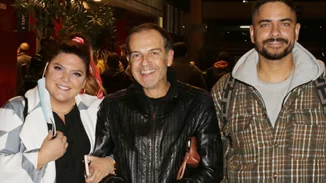 Δανάη Μπάρκα | Με μαύρο midi φόρεμα στο θέατρο με τον Τίμο Ζαχαράτο