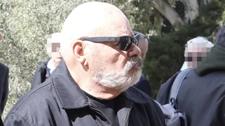 Αλέξης Κούγιας | Συντετριμμένος στην κηδεία του ο "άγνωστος" αδερφός του
