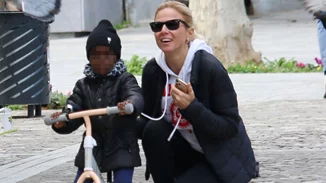 Χριστίνα Κοντοβά -Τζώνη Καλημέρης | Βόλτα στην Αθήνα με τη μικρή Ada (pics)