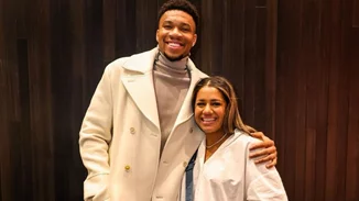 Γιάννης Αντετοκούμπο | Το τρυφερό φιλί στη σύζυγό του, Μαράια μετά τον θρίαμβο της Εθνικής