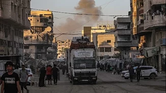 Υπό τους βομβαρδισμούς του Ισραήλ στην πόλη της Γάζας, ο θάνατος ή η δύσκολη έξοδος