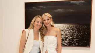 Χρυσή Βαρδινογιάννη - Νικόλαος Ντε Γκρες | Σε εγκαίνια εικαστικής έκθεσης στην Κηφισιά μαζί με τις οικογένειές τους