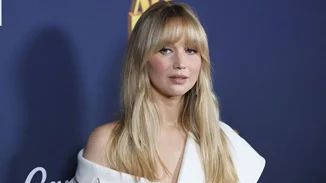 Jennifer Lawrence | Η πρώτη red carpet εμφάνιση με φουσκωμένη κοιλίτσα