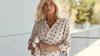 Το girly look της Φαίη Σκορδά | Με denim φόρεμα και μπαλαρίνες σε εκδήλωση του Make - A - Wish