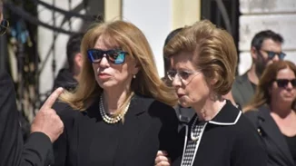 Η Ελλη Στάη μαζί με τον γιο της στην κηδεία της μητέρας της